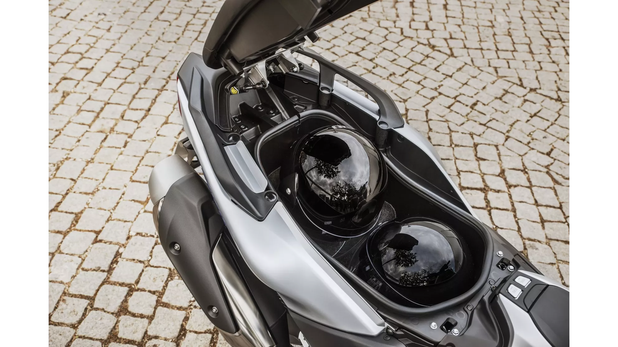 Yamaha TMAX SX - Image 10 Yamaha TMAX SX - Image 10