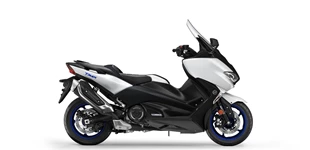 Yamaha TMAX SX 2017 vs Triumph Bonneville T100 2014 Yamaha TMAX SX 2017 vs Triumph Bonneville T100 2014