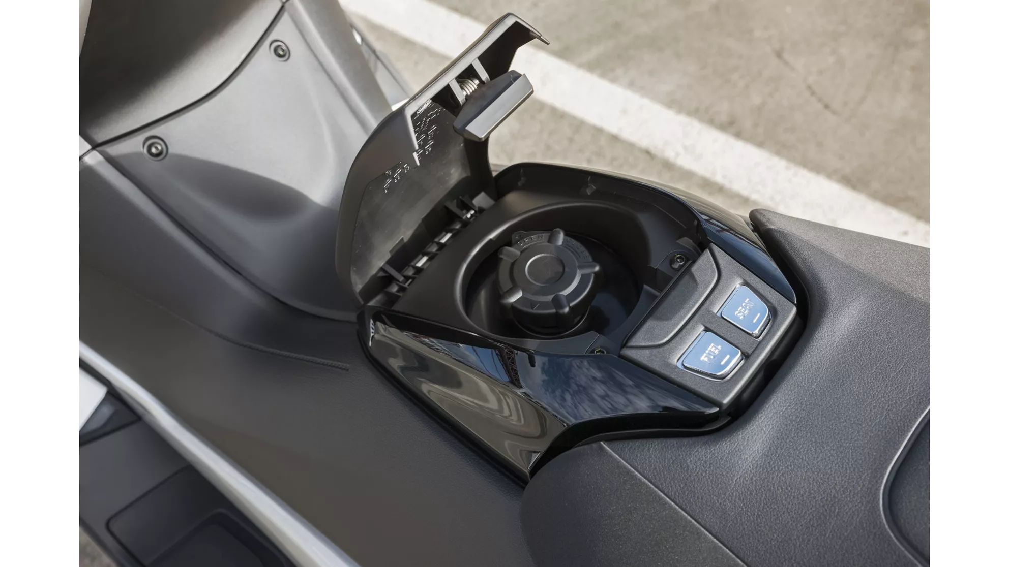 Yamaha TMAX DX - Image 15 Yamaha TMAX DX - Image 15