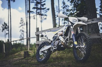 Motorrad Vergleich Husqvarna Te 250 17 Vs Honda Cbr 600 Rr 07