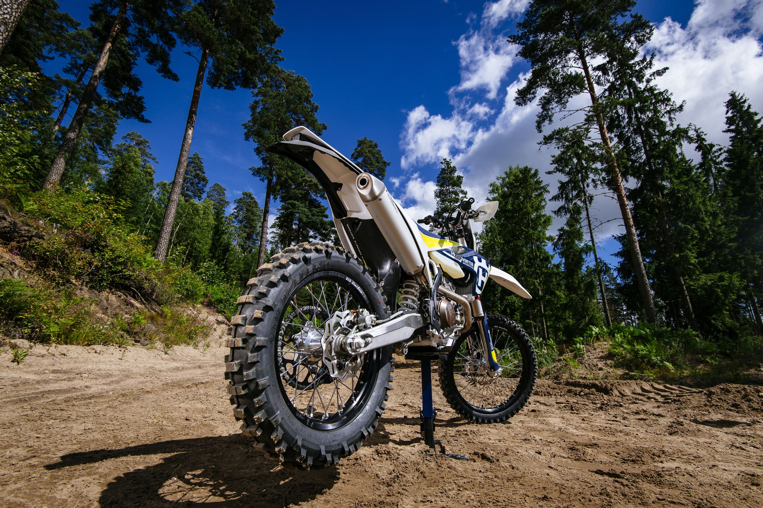 Husqvarna enduro. Хускварна 250 эндуро. Внедорожный эндуро. Хускварна мотоцикл, 250 кубов. Эндуро мотик.