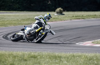 Husqvarna 701 Supermoto 2017 - Bild 2 Husqvarna 701 Supermoto 2017 - Bild 2