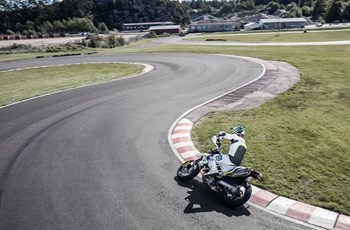 Husqvarna 701 Supermoto 2017 - Bild 18 Husqvarna 701 Supermoto 2017 - Bild 18