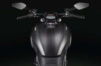 Ducati Diavel Carbon 2017 - Bild 12