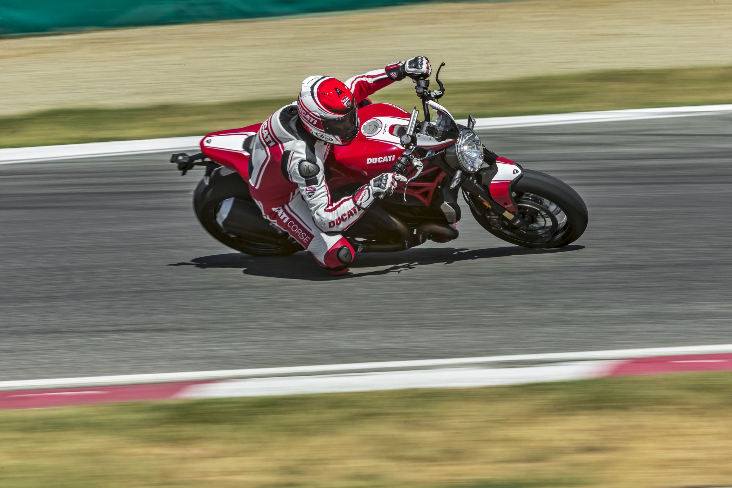Ducati Monster R Motorrad Vergleich Ducati Monster 1200 R 2017 vs. MV Agusta Dragster ...