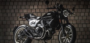 MV Agusta Brutale 800 2013 vs Ducati Scrambler Cafe Racer 2017