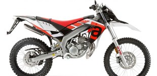 Derbi Senda DRD X-Treme 50 SM 2015 vs Aprilia RX 50 2017 Derbi Senda DRD X-Treme 50 SM 2015 vs Aprilia RX 50 2017