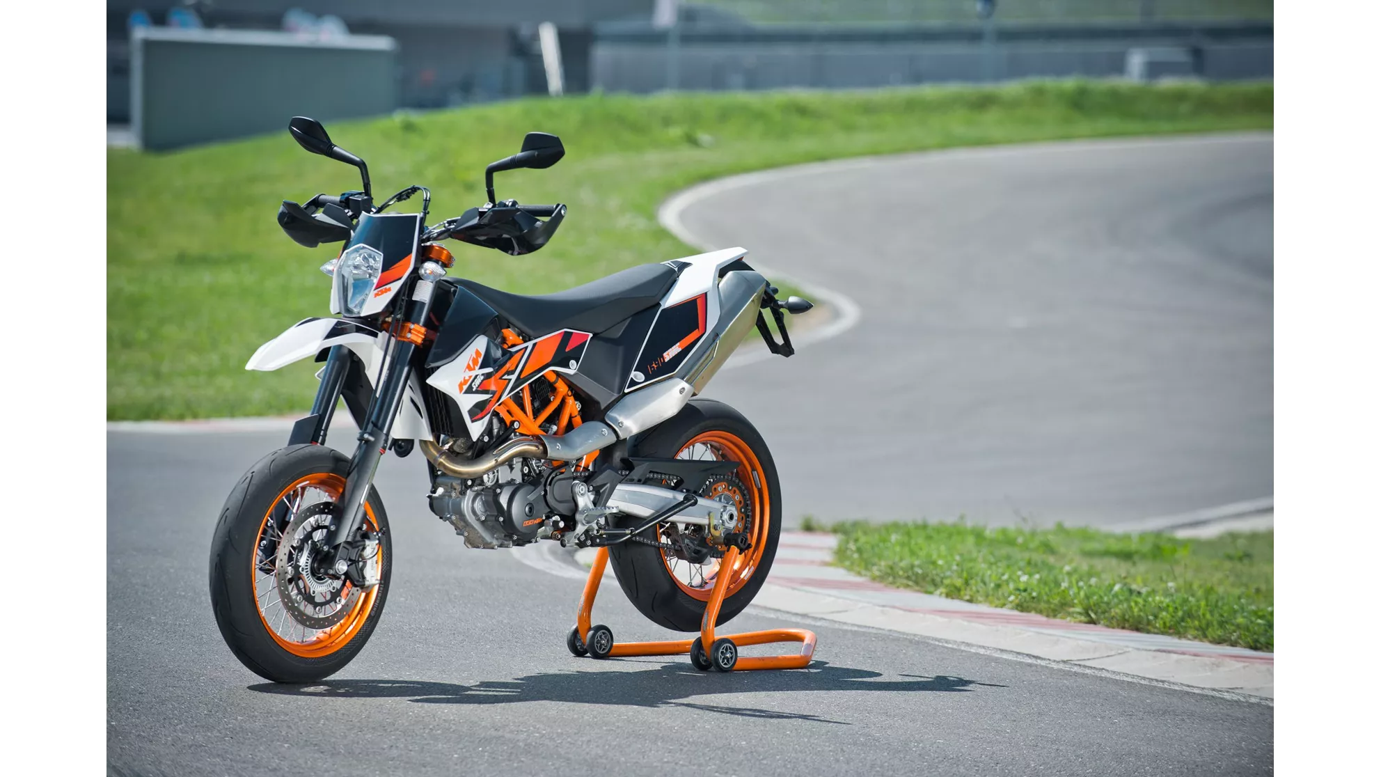 KTM 690 SMC R - Image 2 KTM 690 SMC R - Image 2