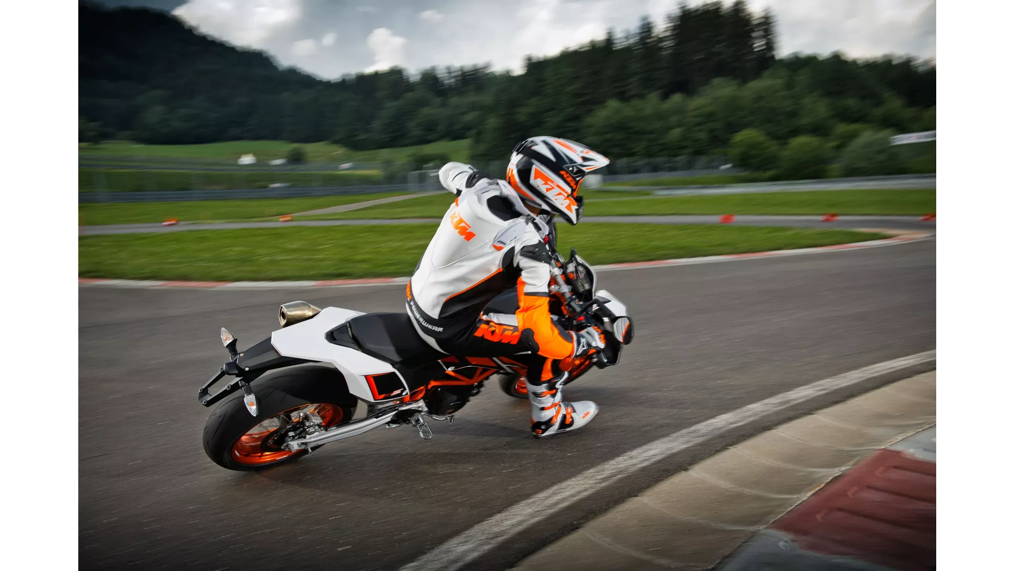 KTM 690 SMC R - Image 3 KTM 690 SMC R - Image 3