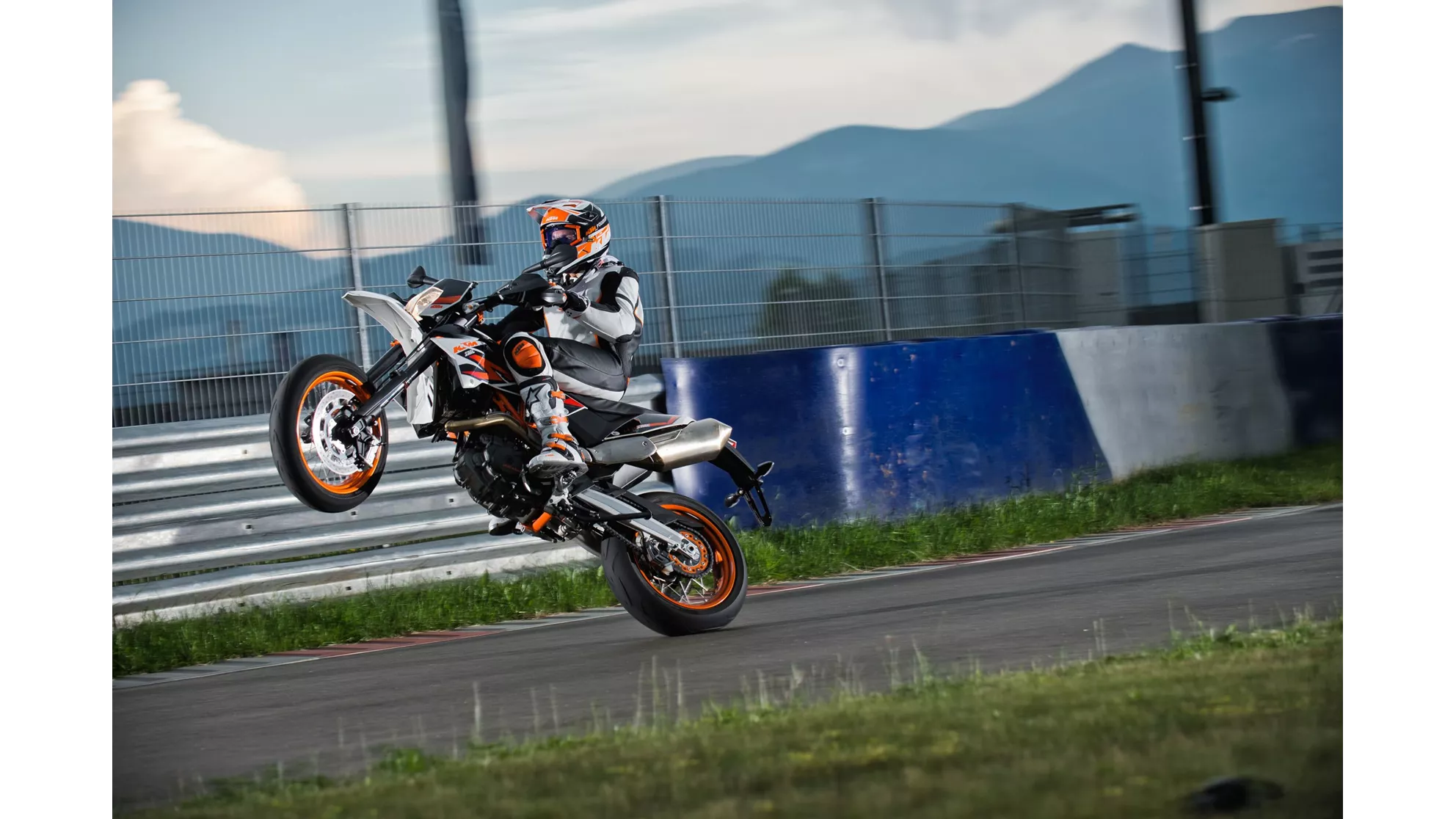 KTM 690 SMC R - Image 4 KTM 690 SMC R - Image 4
