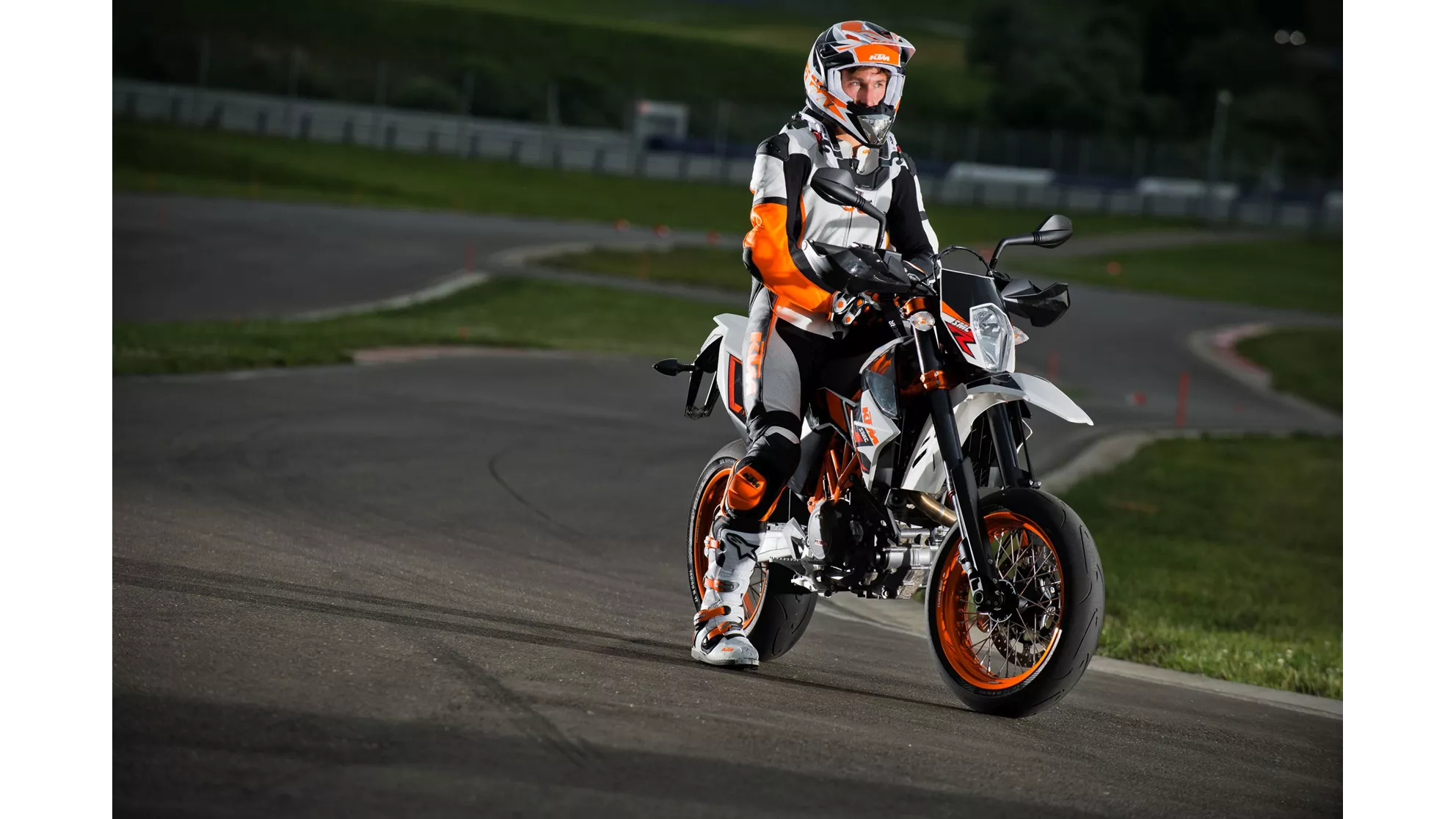 KTM 690 SMC R - Image 5 KTM 690 SMC R - Image 5