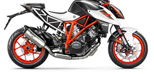 Triumph Tiger Explorer XRT 2017 vs KTM 1290 Super Duke R 2018