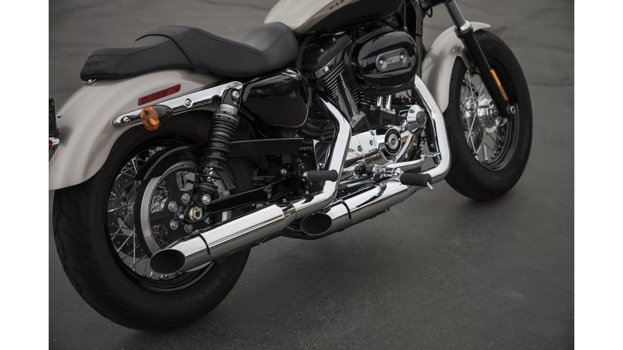 Harley-Davidson Sportster XL 1200C Custom - Image 2 Harley-Davidson Sportster XL 1200C Custom - Image 2