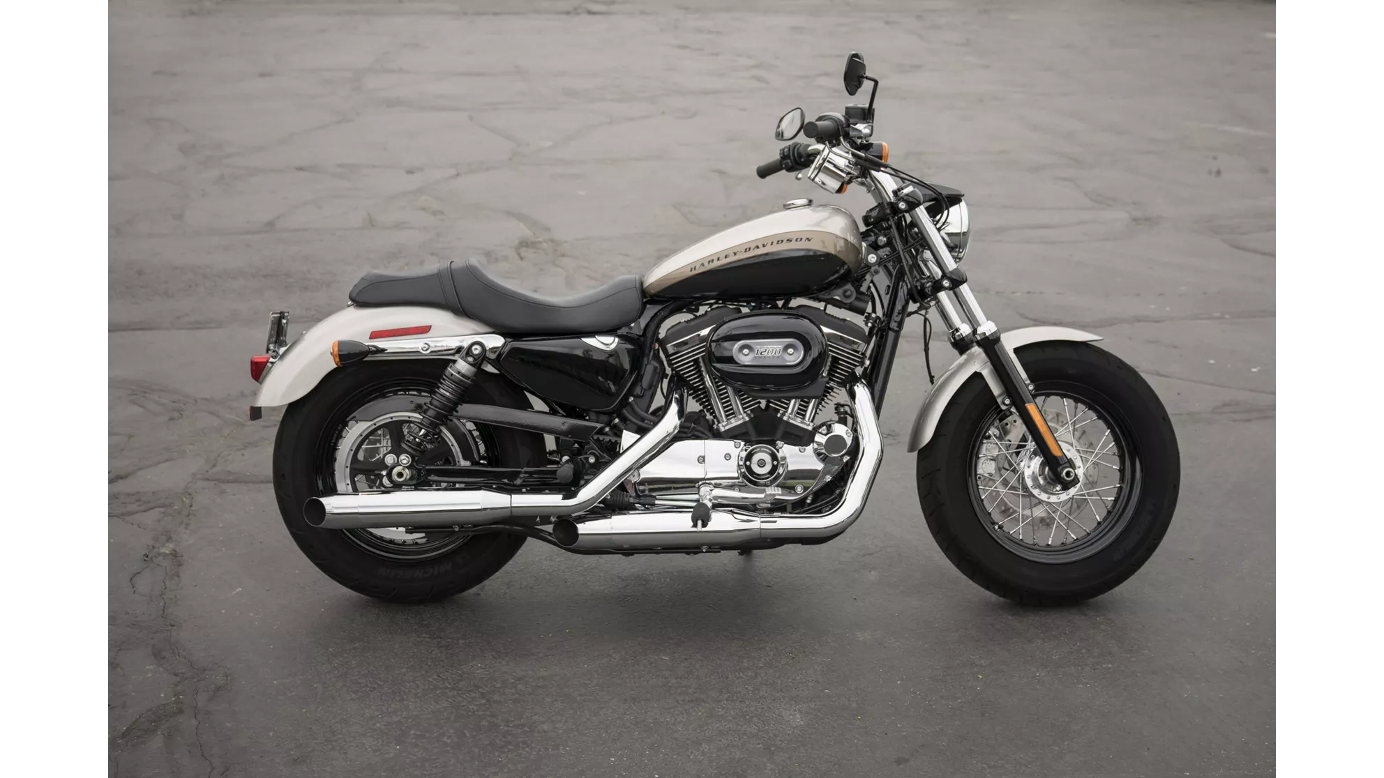 Harley-Davidson Sportster XL 1200C Custom - Image 3 Harley-Davidson Sportster XL 1200C Custom - Image 3