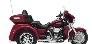 BMW S 1000 RR 2020 vs Harley-Davidson Tri Glide Ultra Classic 2018