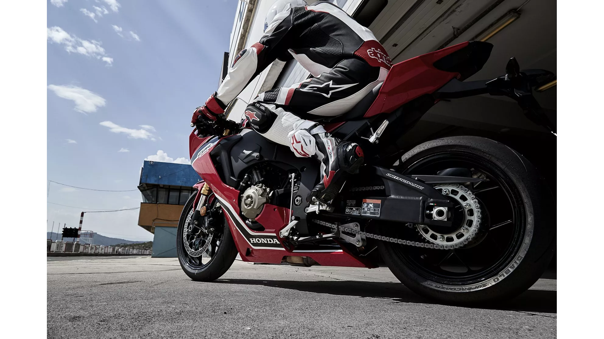Honda CBR1000RR Fireblade - Image 5 Honda CBR1000RR Fireblade - Image 5