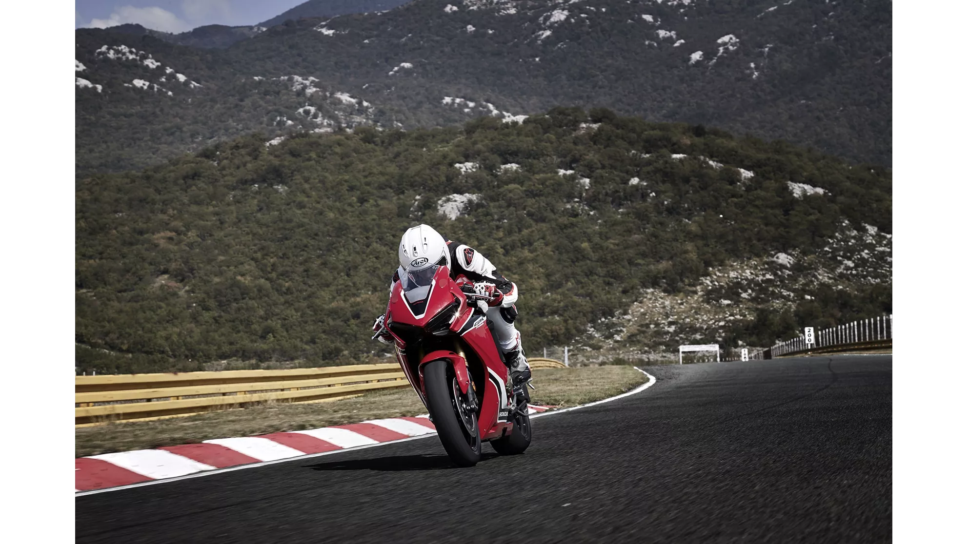 Honda CBR1000RR Fireblade - Image 7 Honda CBR1000RR Fireblade - Image 7