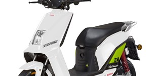 Yamaha NEOs 50 2009 vs Tauris E3 2018