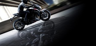 Suzuki GSX-S1000 2018 vs Yamaha MT-10 SP 2023