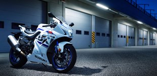 Honda CBR1000RR Fireblade 2016 vs Suzuki GSX-R 1000 R 2018