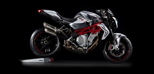 MV Agusta Brutale 1090 RR 2018 vs Yamaha R1 2019
