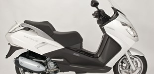 Peugeot Satelis 2  300 2018 vs Piaggio Beverly 300 i.e. 2013