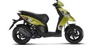 Piaggio Typhoon Sport 50 2T 2018 vs Piaggio Liberty 125 IGET 4t 3V Sport 2021