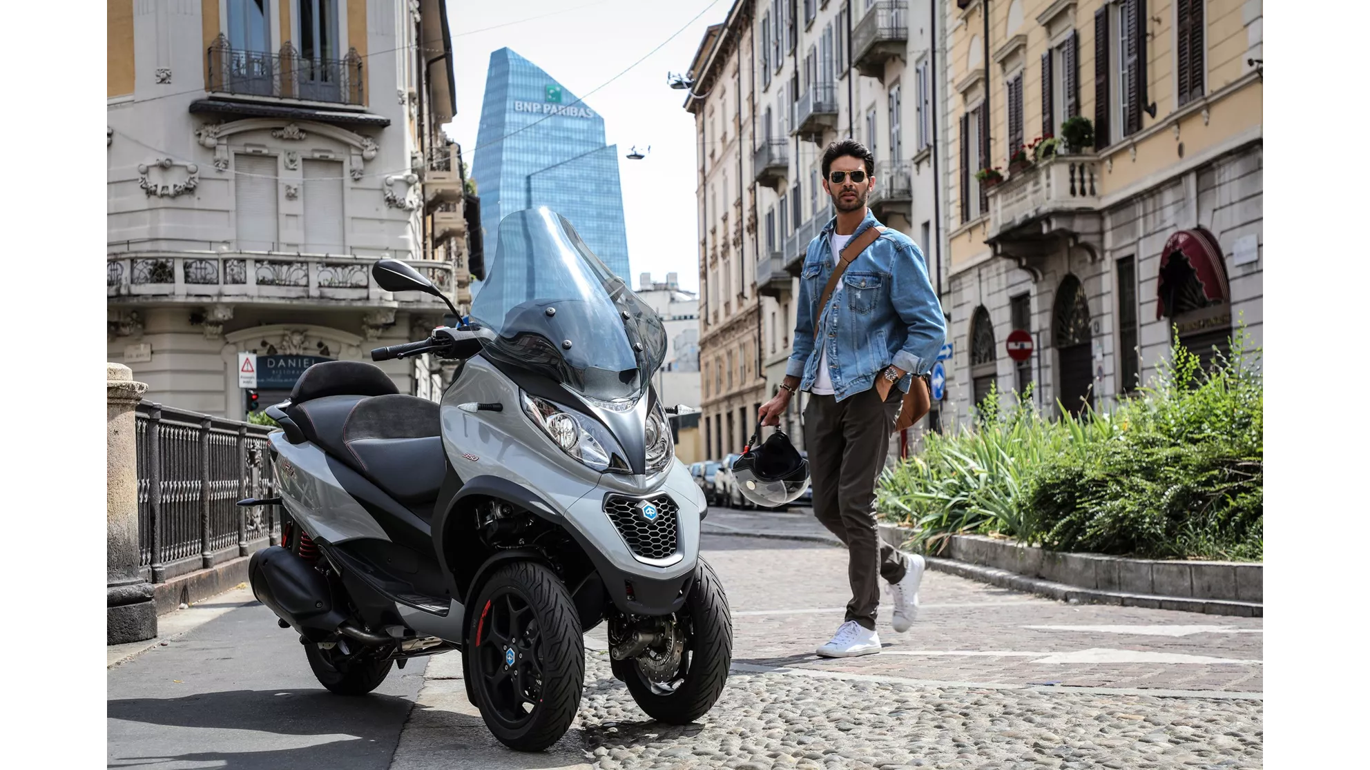 Piaggio MP3 350 - Image 10 Piaggio MP3 350 - Image 10