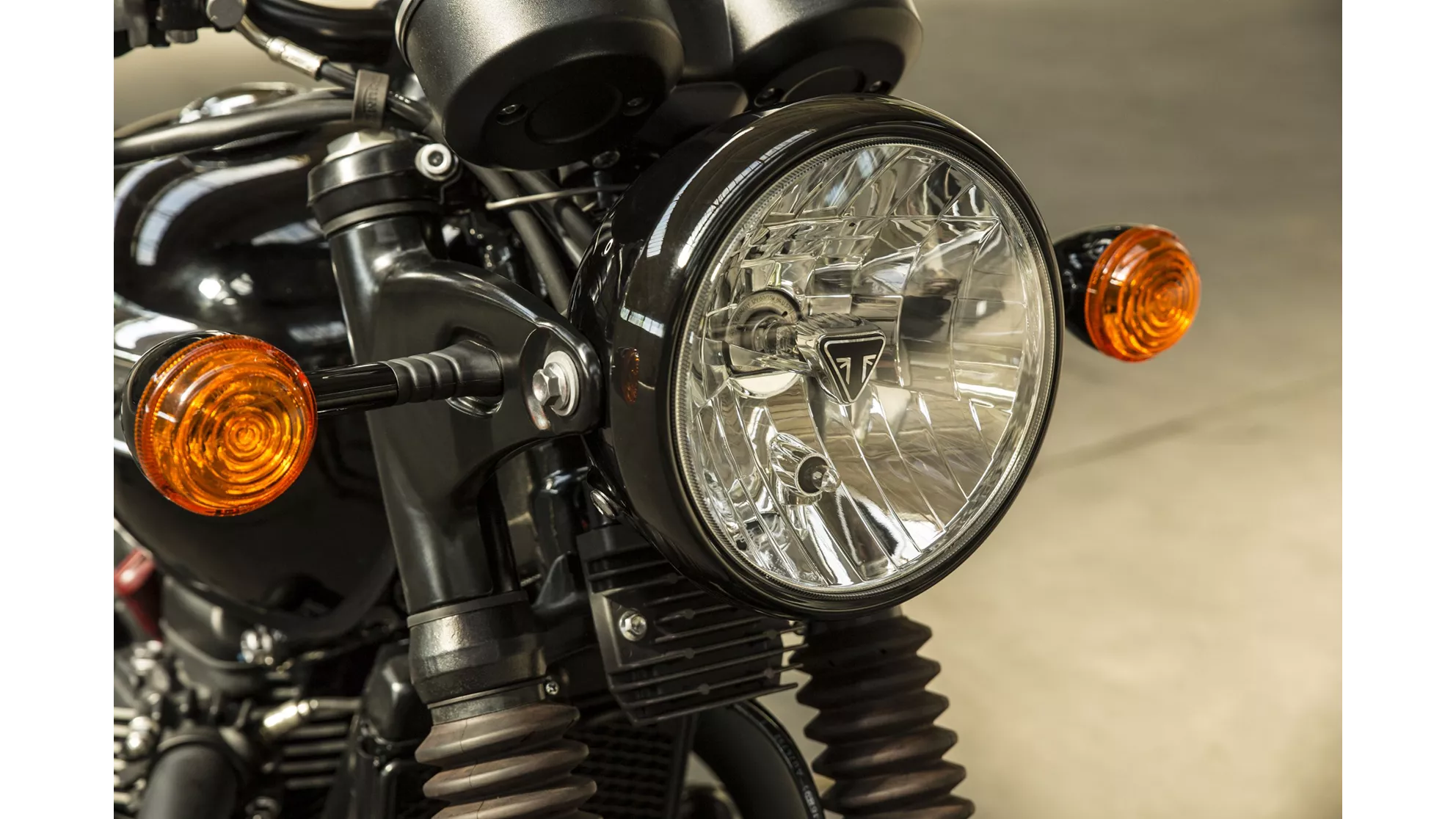 Triumph Bonneville T100 Black - Image 23 Triumph Bonneville T100 Black - Image 23