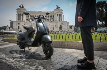 Vespa 946 125ie 3V EMPORIO ARMANI 2018 - Bild 3