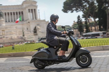 Vespa 946 125ie 3V EMPORIO ARMANI 2018 - Bild 22