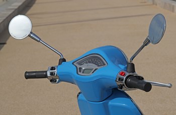 Vespa Primavera 125 50. Anniversario 2018 - Bild 24 Vespa Primavera 125 50. Anniversario 2018 - Bild 24