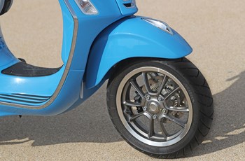 Vespa Primavera 125 50. Anniversario 2018 - Bild 32 Vespa Primavera 125 50. Anniversario 2018 - Bild 32
