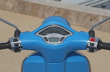 Vespa Primavera 125 50. Anniversario 2018 - Bild 41 Vespa Primavera 125 50. Anniversario 2018 - Bild 41