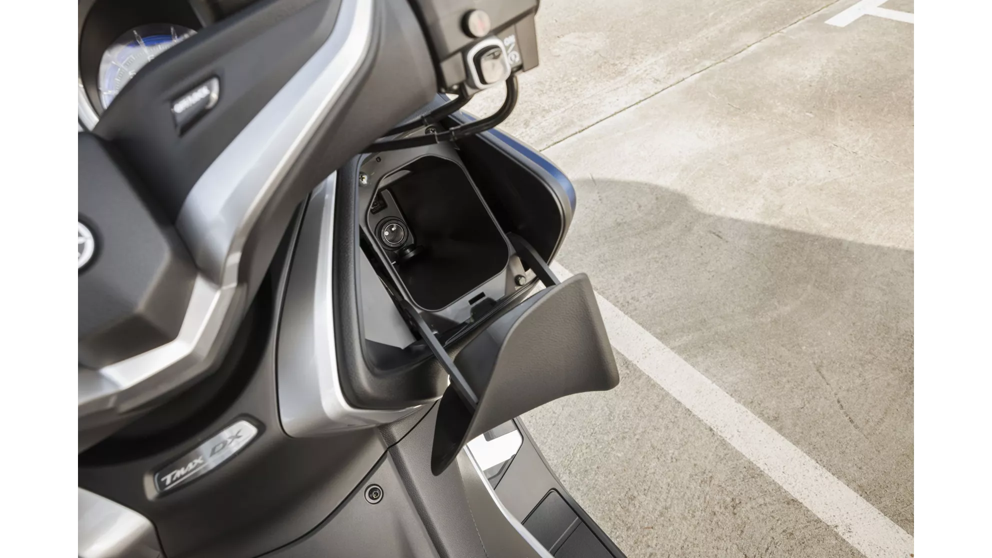 Yamaha TMAX DX - Image 15 Yamaha TMAX DX - Image 15