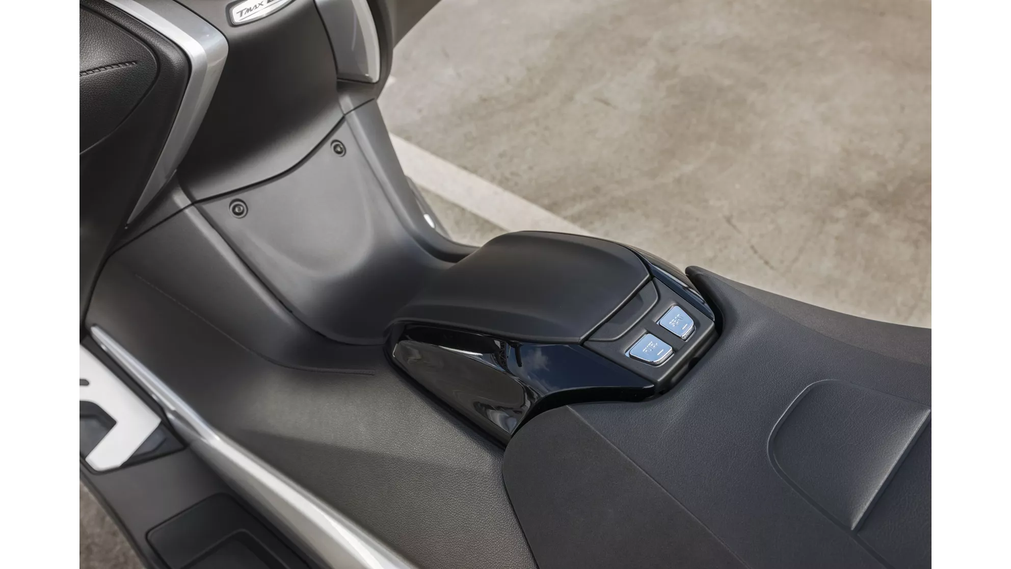 Yamaha TMAX DX - Image 17 Yamaha TMAX DX - Image 17