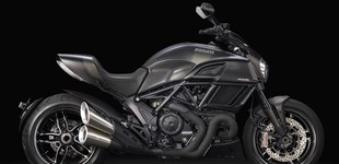 Ducati Diavel V4 2023 vs Ducati Diavel Carbon 2018