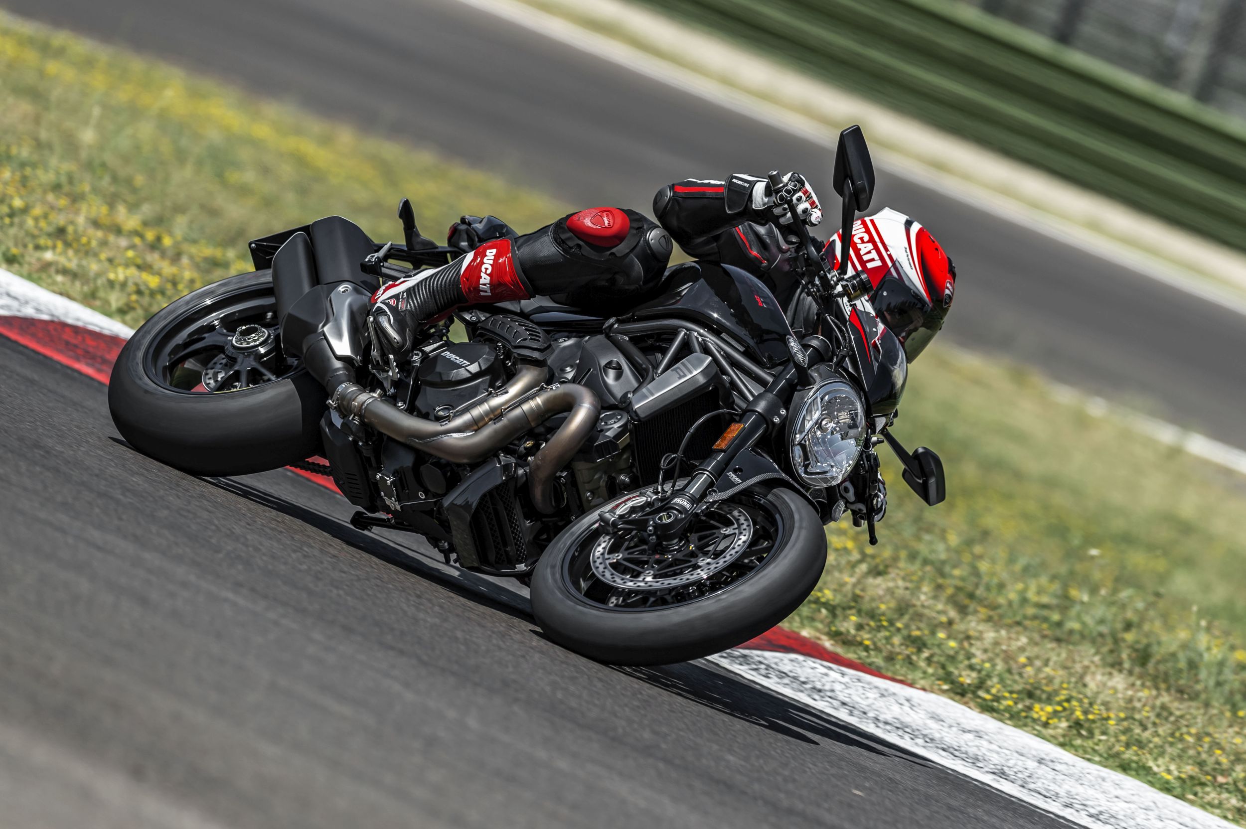Ducati Monster R Motorrad Vergleich Ducati Monster 1200 R 2018 vs. Ducati XDiavel V4 2025