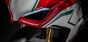 Ducati Panigale V4 Speciale 2018 vs Yamaha R1 GYTR 2023