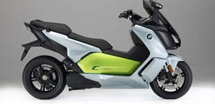 Honda CB750 Hornet 2023 vs BMW C evolution 2018