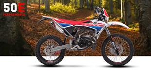 Peugeot XPS Supermoto 50 2009 vs Fantic 50E Performance 2018