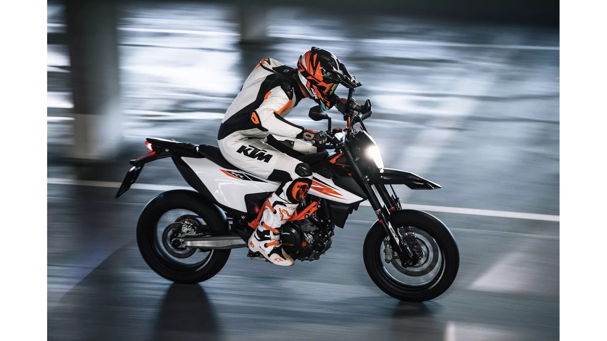 KTM 690 SMC R - Image 4 KTM 690 SMC R - Image 4