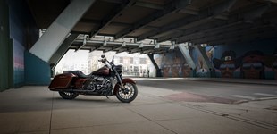 Harley-Davidson Road King Classic FLHRC 2014 vs Harley-Davidson Touring Road King Special FLHRXS 2019