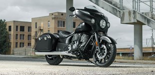 Triumph Thunderbird Storm 2017 vs Indian Chief Dark Horse 2019