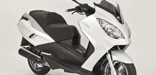 Peugeot Satelis 125 Urban 2011 vs Peugeot Satelis 2  125 2019 Peugeot Satelis 125 Urban 2011 vs Peugeot Satelis 2  125 2019