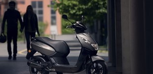 Piaggio Typhoon Sport 50 2T 2012 vs Peugeot Kisbee 50 RS 2T 2019