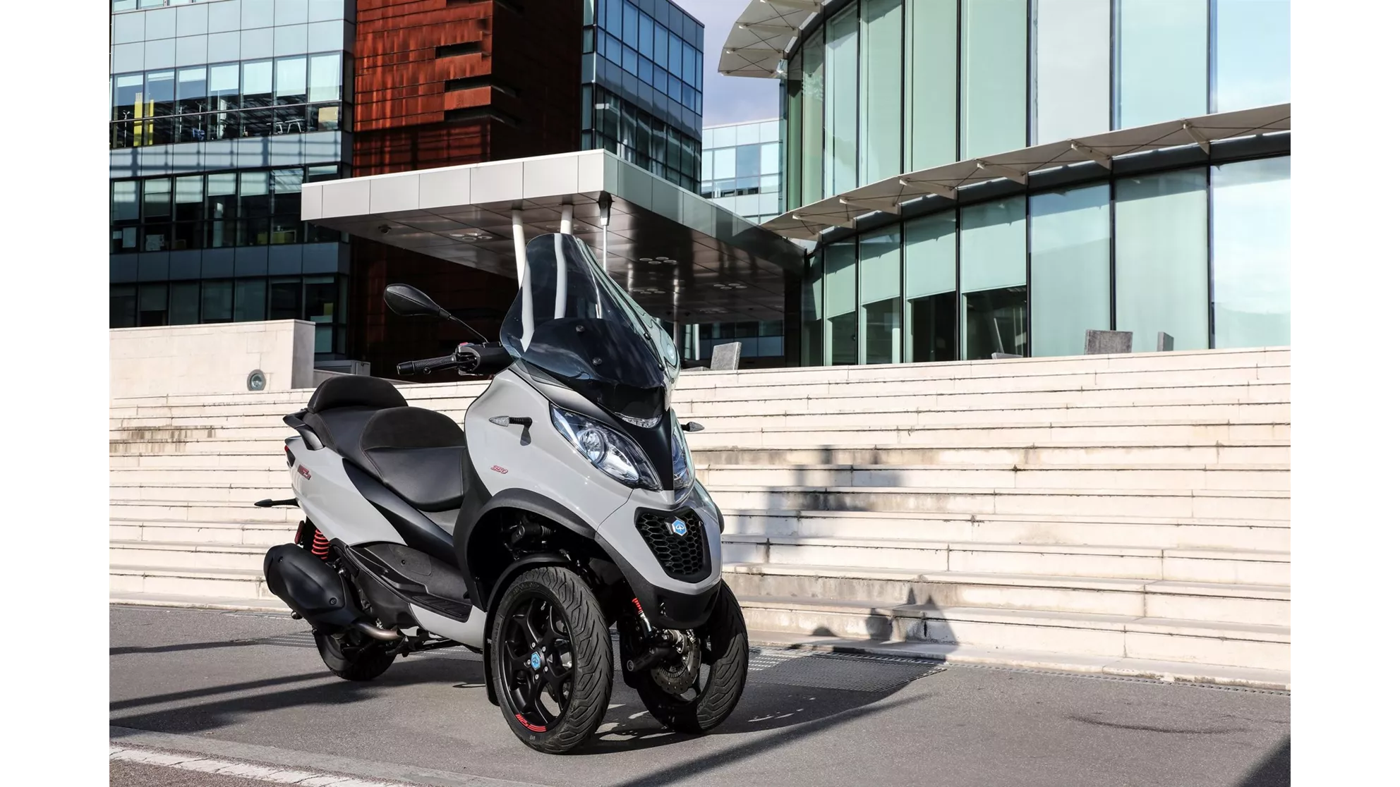 Piaggio MP3 350 ABS-ASR Sport - Image 20 Piaggio MP3 350 ABS-ASR Sport - Image 20