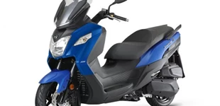 Piaggio Beverly 350ie Sport Touring 2016 vs Sym Joymax Z+ 300i 2019 Piaggio Beverly 350ie Sport Touring 2016 vs Sym Joymax Z+ 300i 2019
