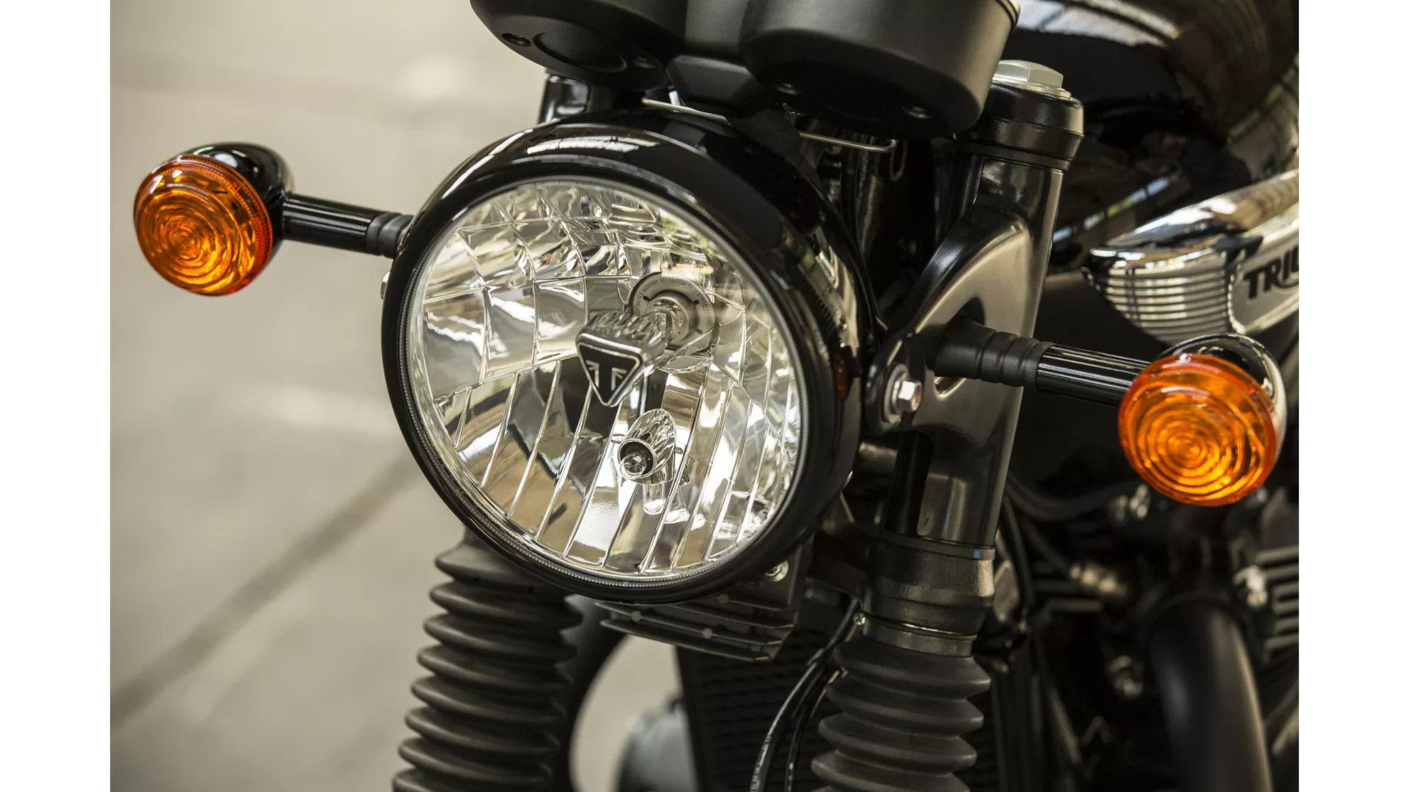 Triumph Bonneville T100 Black - Image 19 Triumph Bonneville T100 Black - Image 19