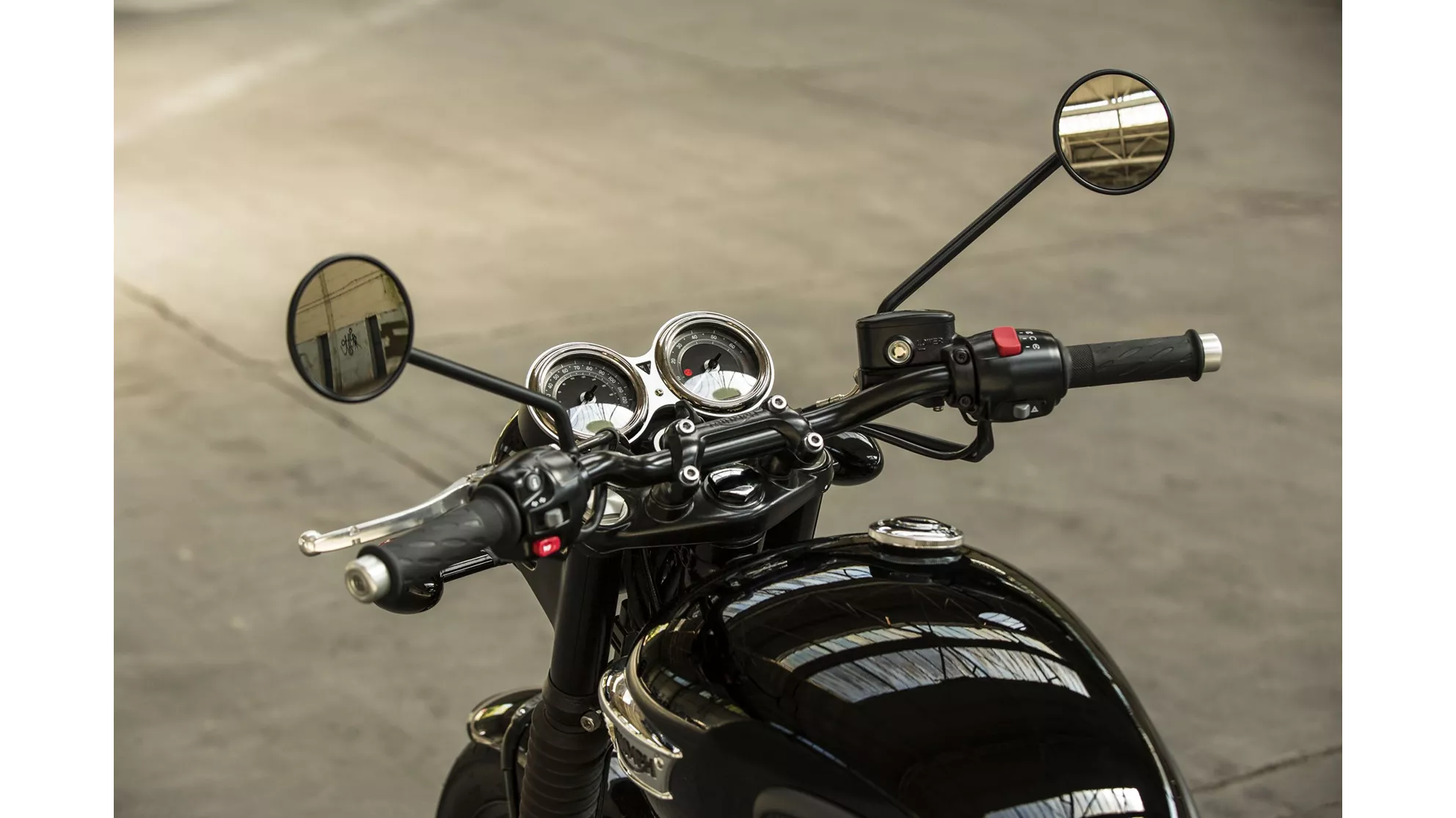 Triumph Bonneville T100 Black - Image 23 Triumph Bonneville T100 Black - Image 23